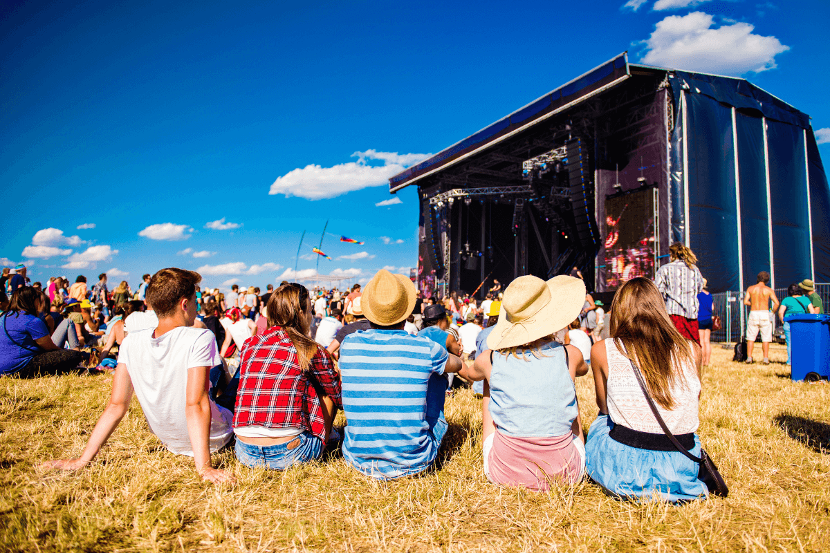 El kit imprescindible para brillar este verano en eventos y festivales organizar festivales eventos verano (1)