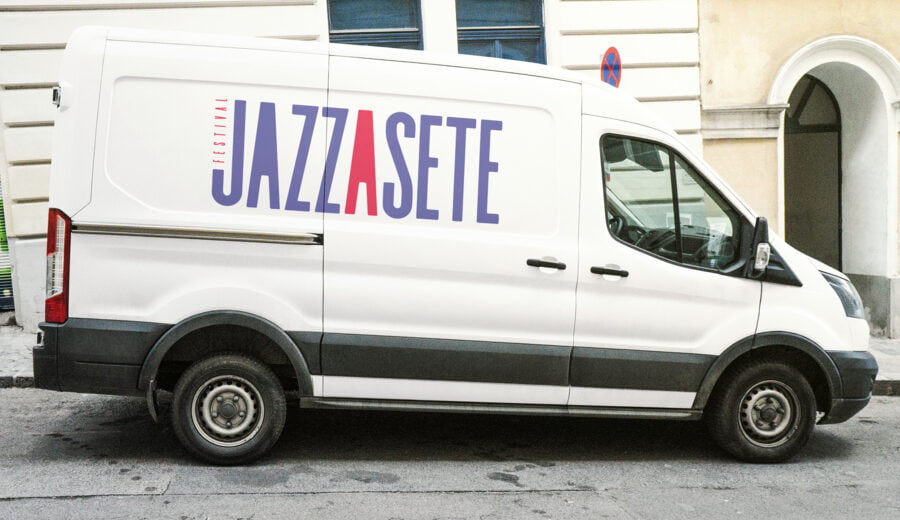 Furgoneta vinilada con el logotipo del festival jazz à sète